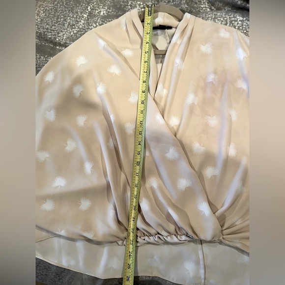 NWOT Beautiful Wide Sleeve Kimono Style Blouse - Picture 5 of 5